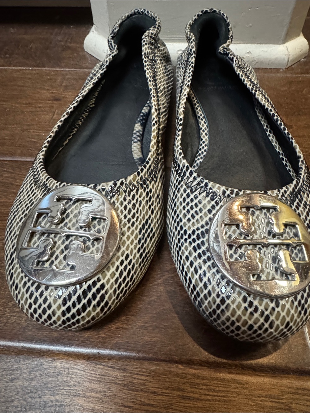Tory Burch Snake-Print Logo Balleti Reva  Flats in Black & Cream